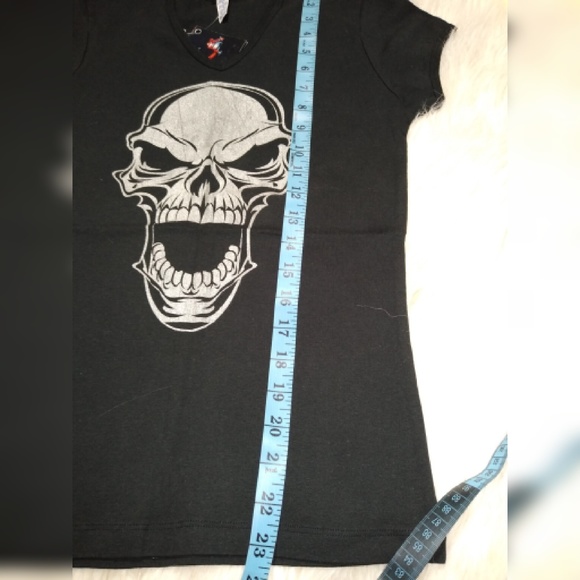 Bella silver skull print, black tee,size "M" - Picture 7 of 7